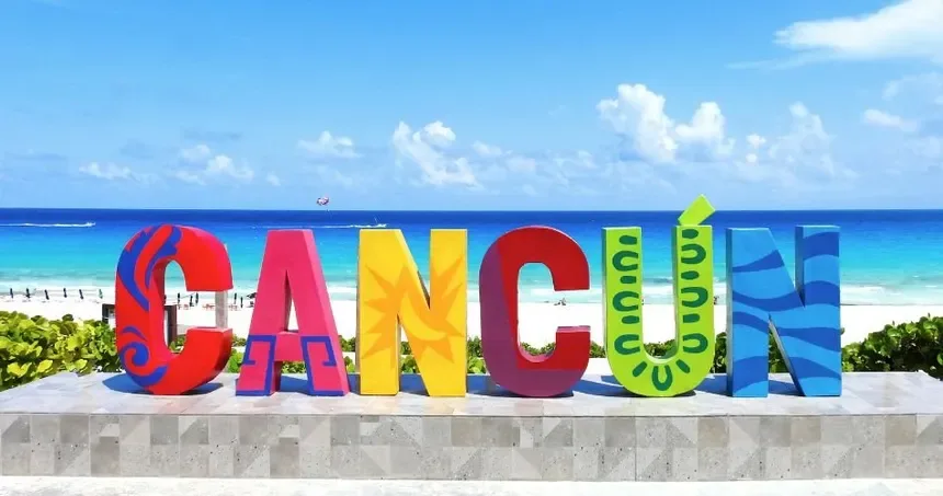 Playa Delfines y el letrero de Cancún